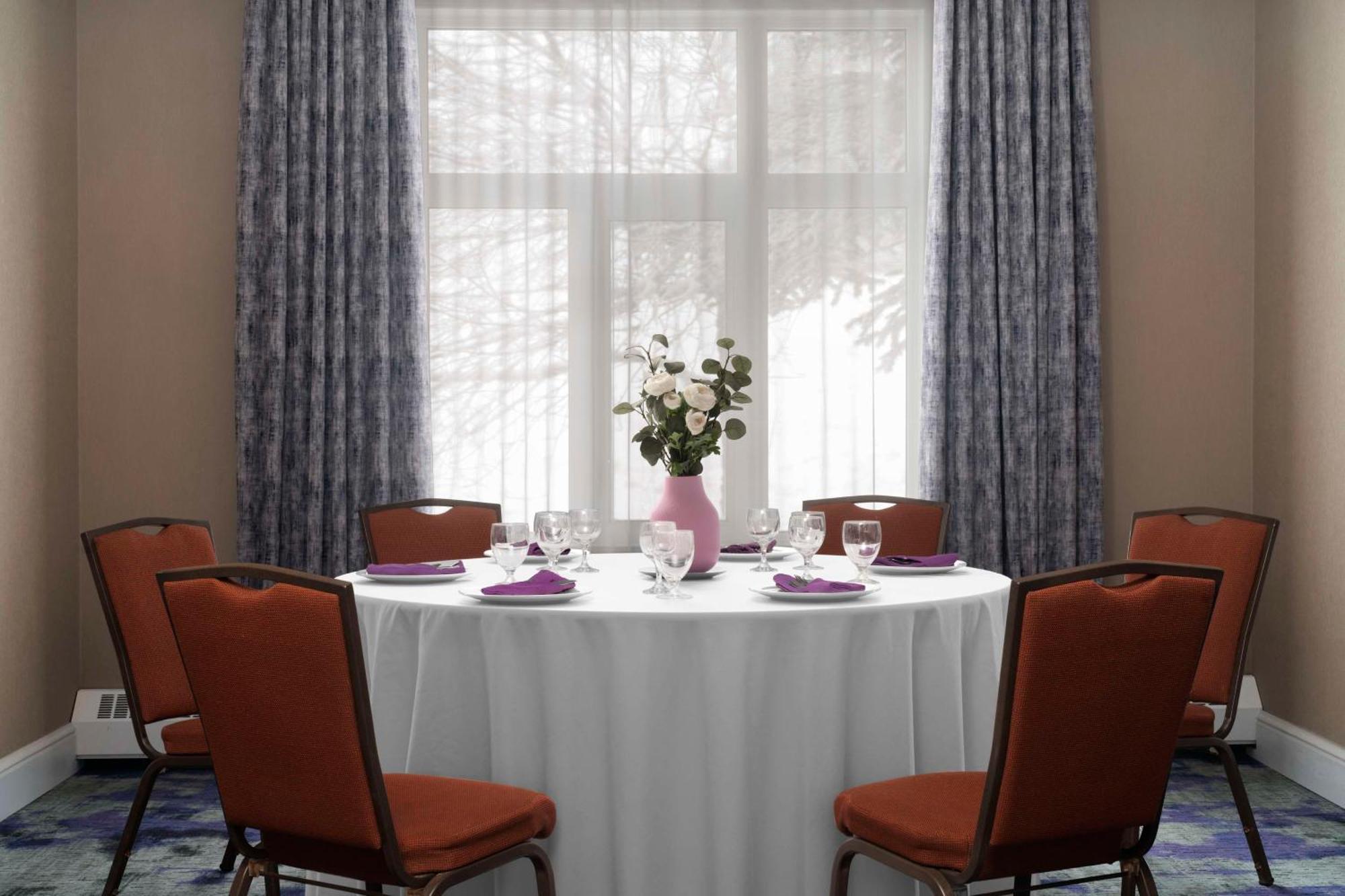 Hilton Garden Airport Hotel 3*