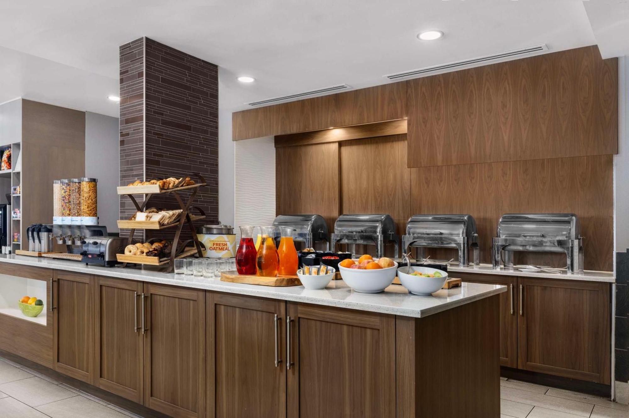 Hilton Garden Airport 3*